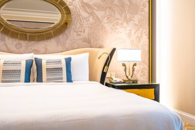 Comfotable yastık yatak ışık lamba dekorasyon ile