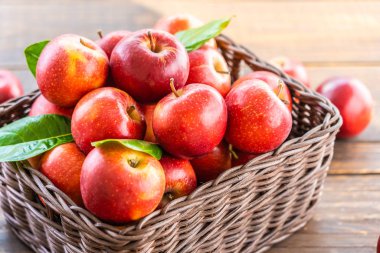 Sepet içinde kırmızı elma