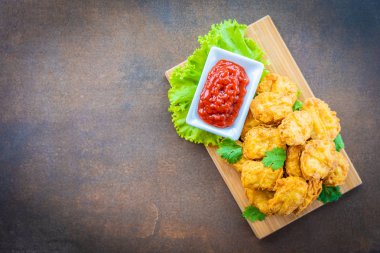 Derin yağda kızartılmış tavuk eti çağrı nugget domates veya ketçap sos ile