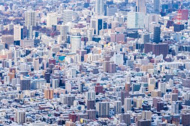 Winte dağ manzarası ile bina güzel mimari