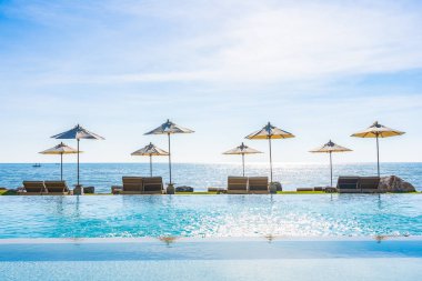 Deniz okyanus üzerinde sky şemsiye ve sandalye ile güzel manzara 