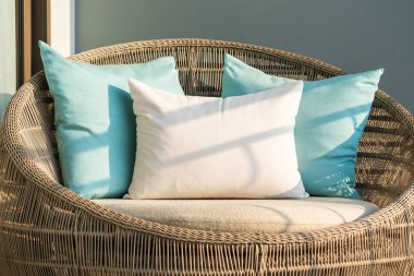 Kanepe sandalyede rahat yastık