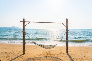 Boş hamak salıncakta güzel plaj ve deniz