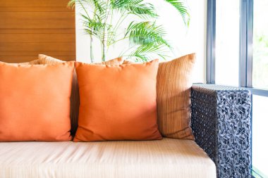 Oturma odasının iç tarafındaki kanepede rahat bir yastık.