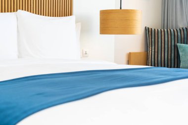 Yatak odasında yatak dekorasyonu güzel rahat yastık