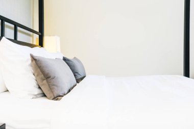 Hafif lamba ile yatakta güzel lüks rahat yastık