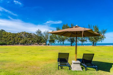 Şemsiye ve c ile deniz ve plaj güzel açık manzara