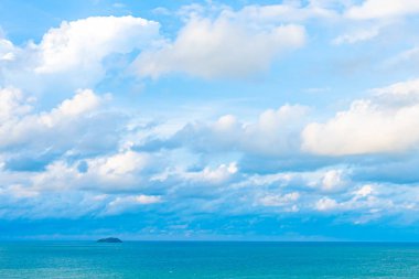 Beyaz bulut ile güzel panoramik manzara veya deniz manzarası okyanus