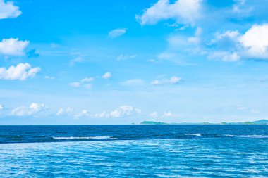 Beyaz bulut ile otel beldesinde güzel açık yüzme havuzu