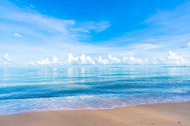 Beyaz bulut mavi gökyüzü ile güzel tropikal plaj deniz Okyanusu ve
