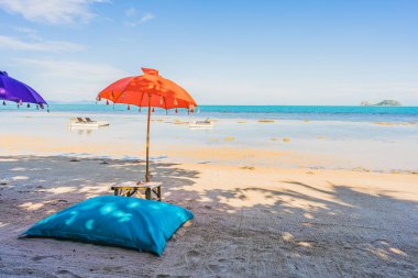 Tatil tatil t için Beautiful plaj deniz okyanusu etrafında Şemsiye