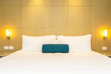 Yatak dekorasyon iç güzel beyaz yastık ve battaniye