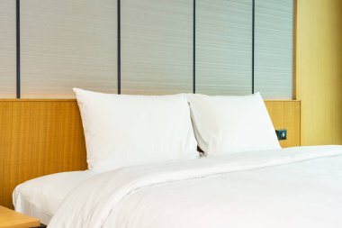 Güzel lüks rahat beyaz yastık ve battaniye yatakta