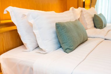 Yatakta güzel lüks rahat beyaz yastık battaniye süsleyin