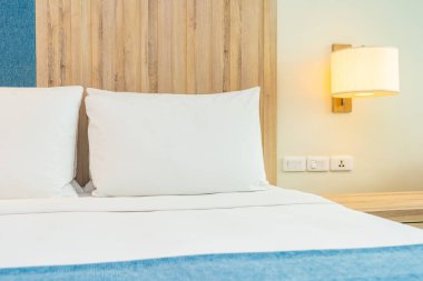 Hafif lamba ile yatak dekorasyonbeyaz rahat yastık