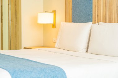 Hafif lamba ile yatak dekorasyonbeyaz rahat yastık