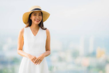 Portre güzel genç Asyalı kadın mutlu gülümseme ro üzerinde Relax