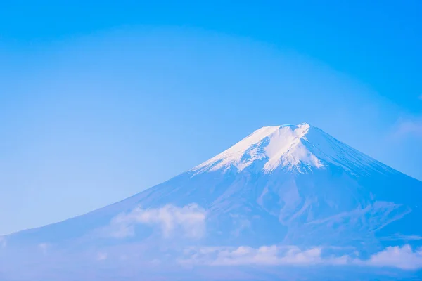 Vackert landskap av berg fuji runt maple leaf träd i en — Stockfoto