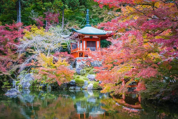 Bellissimo tempio Daigoji con albero colorato e foglia in autunno s — Foto Stock