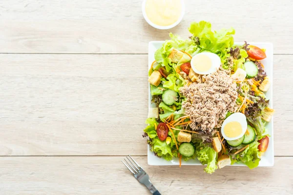Мясо тунца и яйца со свежим овощным салатом — стоковое фото