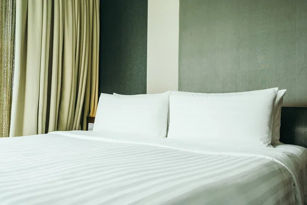 Almohada blanca en la decoración de la cama en el interior del dormitorio —  Fotos de Stock