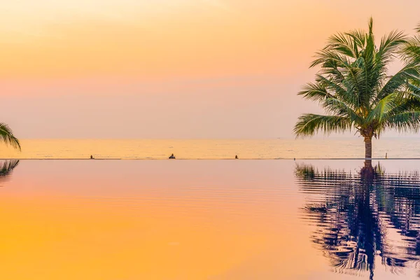 Swimmi etrafında hindistan cevizi palmiye ağacı ile güzel manzara açık — Stok fotoğraf