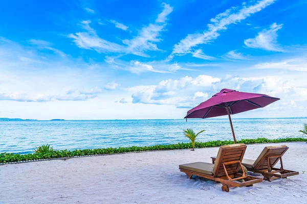 Hermoso paisaje de playa mar océano con cubierta de silla vacía y — Foto de Stock