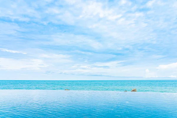 Mooi overloopzwembad in Hotel Resort met se — Stockfoto