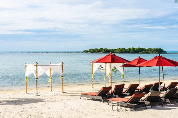 Hermosa playa tropical al aire libre mar océano con sombrilla silla a — Foto de Stock