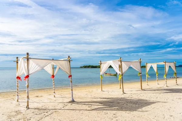 Bella spiaggia tropicale all'aperto oceano mare con ombrellone sedia a sdraio a — Foto Stock