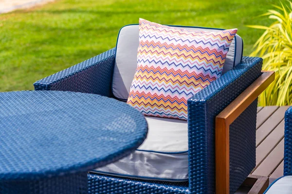 Bekväm kudde på soffa dekoration utomhus uteplats — Stockfoto