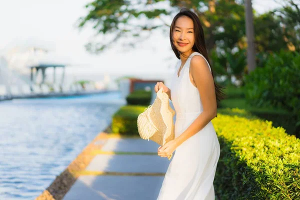 Portrait belle jeune femme asiatique heureuse et sourire sur le beac — Photo