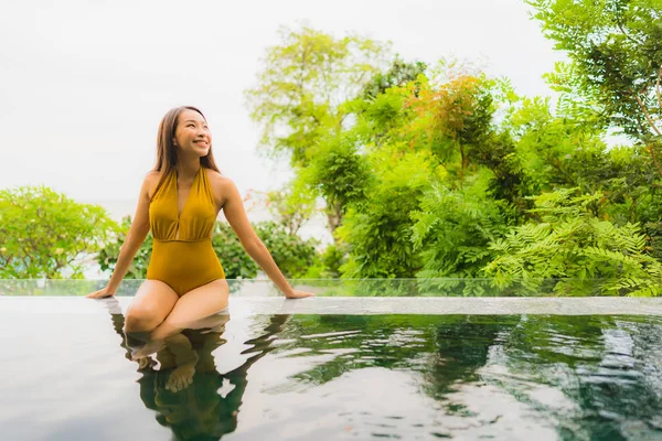 Porträt schön jung asiatisch frau entspannen freizeit im schwimmen p — Stockfoto