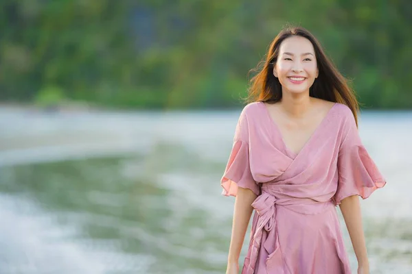 Ritratto giovane bella donna asiatica camminare sorriso e felice sul — Foto Stock