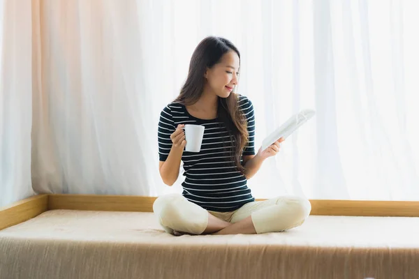 Retrato hermosa joven asiática mujer leyendo libro y celebrar café —  Fotos de Stock