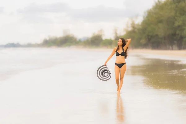 Porträt schöne junge asiatische Frau trägt Bikini am Strand — Stockfoto