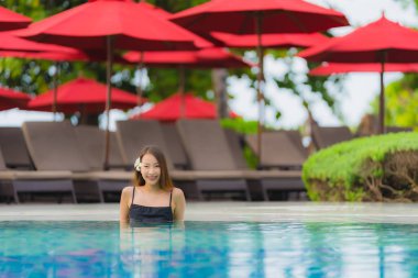 Portre genç asyalı kadın rahatla gülümseme açık yüzmek etrafında mutlu