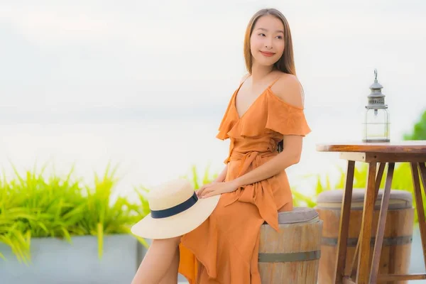 Retrato hermosa joven asiática mujer estilo de vida feliz sonrisa con —  Fotos de Stock