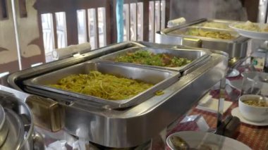 Kahvaltı için otelin mutfağındaki çeşitli yemek ısıtıcılarının görüntüleri.