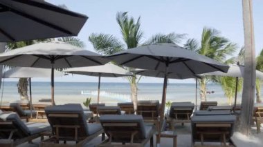 Güzel dalgalı denizin sakin görüntüleri.