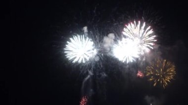 Gece gökyüzünde patlayan havai fişeklerin yakın çekim görüntüleri.