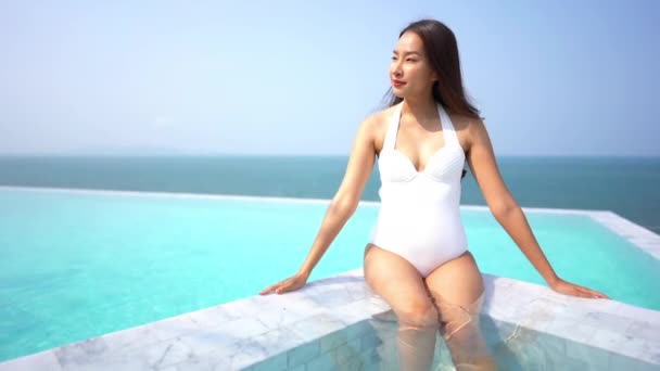 Zdjęcia Azjatyckich Kobieta Relaks Basenie Podczas Wakacji — Wideo stockowe