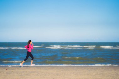 Portre güzel genç Asyalı kadın çalışan ve t üzerinde egzersiz