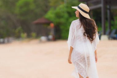 Portre güzel genç asyalı kadın gülümseme mutlu dinlenmek