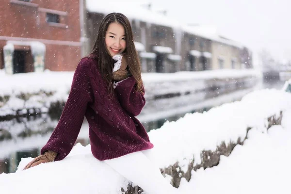 美丽的年轻亚洲女人微笑和快乐的旅行旅行 — 图库照片