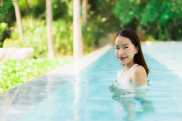 Портрет красива молода азіатка щаслива посмішка в плавальному басейні — стокове фото