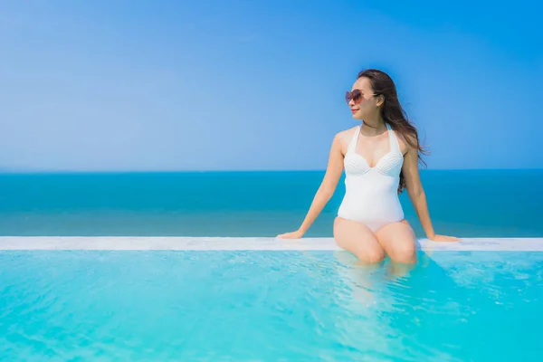 Retrato bonito jovem asiático mulher feliz sorriso relaxar em swimmi — Fotografia de Stock