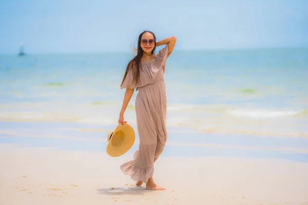 Retrato hermosa joven asiática mujer feliz sonrisa relajarse en el tr — Foto de Stock