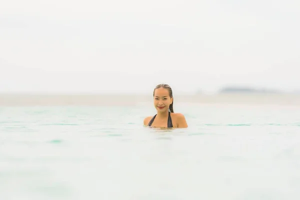 Retrato hermosa joven mujer asiática usar bikini alrededor de natación — Foto de Stock