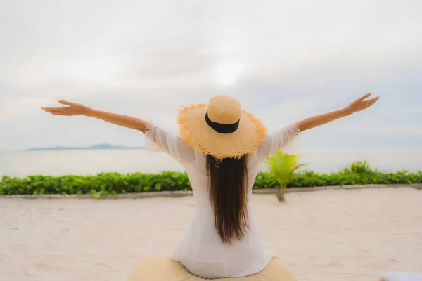 Ritratto bella donna asiatica indossare cappello con sorriso felice svago — Foto Stock